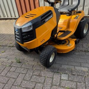 Zitmaaier Cub Cadet LT1